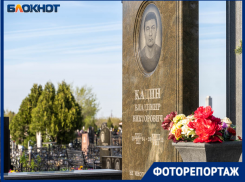 Ушедшая эпоха: на могилу криминального авторитета  Владимира Кадина до сих пор несут живые цветы