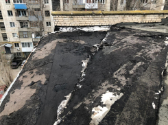 Гнилое качество ремонта от волгоградских коммунальщиков показал на видео профессиональный кровельщик