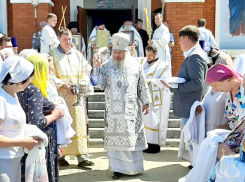 В Волгоградской области РПЦ освятила медицинские халаты от COVID-19