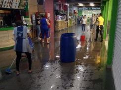  Ворошиловский торговый центр затопило в Волгограде