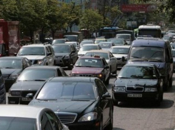 Рабочие перекрыли участок дороги на пути в аэропорт Волгограда 