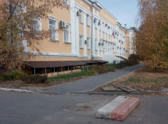 Полгода пропаленный старый диван «красуется» напротив церкви и поликлиники на севере Волгограда