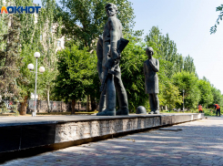 На месте гранитных плит – ошметки цемента: «Памятник комсомольцам – защитникам Сталинграда» продолжает рушиться в Волгограде