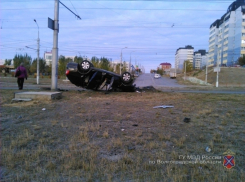 В Волгограде от столкновения с бордюром перевернулась Skoda: пострадал водитель