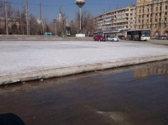 Каток в центре Волгограда убрали, а лед оставили до лучших времен