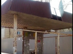 «Рвет крышу»: жителей Ангарской пугает опасная остановка