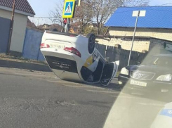 В Волгограде перевернулось «Яндекс.Такси» вместе с пассажиром: видео момента ДТП