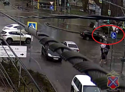 Volkswagen сбил женщину с ребенком на переходе в Волгограде: видео