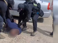 «Руки за спину, пароль от телефона»: жесткое задержание попало на видео в Волгограде