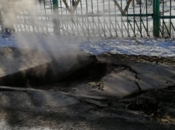 Опасный провал бетонной плиты у входа в школу №85 в Волгограде огородили