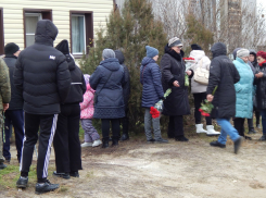 С цветами и слезами: под Волгоградом проводили в последний путь погибшего на Украине Никиту Алексеева