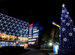 Волгоградцы сняли на видео сияющий огнями новогодний город