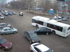 Пассажирский автобус врезался в легковушку в Волгограде: авария попала на видео