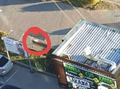 В Волгограде торговый центр оцепили правоохранители из-за подозрительного пакета