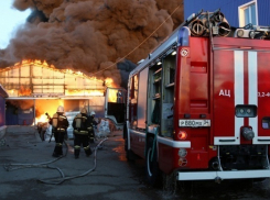 7 часов потребовалось, чтобы потушить полыхающий склад лакокрасочных материалов в Волгограде