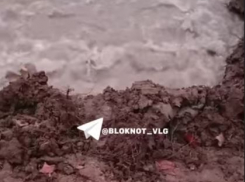 Бурлящий поток на месте прорыва трубы второй день наблюдают жители юга Волгограда  — видео 