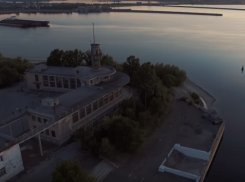 Камера квадрокоптера подробно осмотрела заброшенный речной порт в Волжском