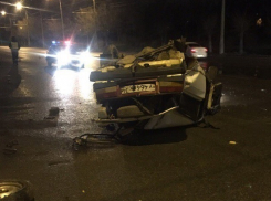 ВАЗ перевернулся ночью на скользкой дороге в Волгограде