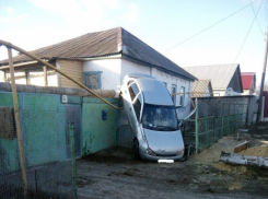 Водитель на Lada Kalina протаранил забор и повис на газовой трубе под Волгоградом