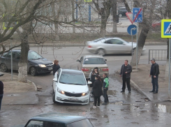 Иномарка провалилась в асфальт на «разрекламированной» идеальной дороге Волгограда