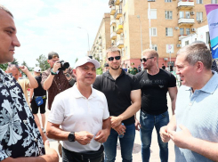 Андрей Бочаров прогулялся с Костей Цзю и Кевином Джонсоном по Волгограду