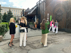 В центре Волгограда заметили скопление странно одетых людей