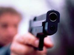 В сквере на юге Волгограда 21-летний мужчина расстрелял молодых супругов 