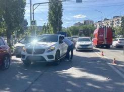 18-летняя девушка на Mercedes сбила 11-летнюю в центре Волгограда 