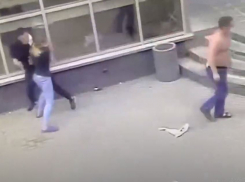 Опубликовано видео разбоя с пистолетом у магазина «Пятерочка» в Волгограде