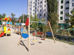 Дворы на юге Волгограда начали закатывать в асфальт