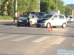 В Волгограде две иномарки парализовали движение на Второй продольной