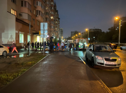 В очереди у водовозок встали волгоградцы после работы