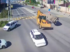 Nissan протаранил в центре Волгограда трактор: кувырок попал на видео