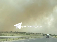Дымовой занавес заметили на юге Волгограда - видео