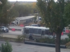 Фура улетела в траншею на западе Волгограда ﻿