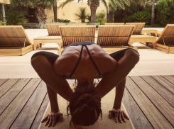 Отбившая олигарха у Наоми Кэмпбелл волгоградка продемонстрировала впечатляющую гибкость