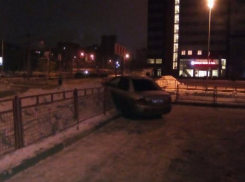 Автомобилист протаранил ограждение напротив ТРК «Европа» в центре Волгограда 