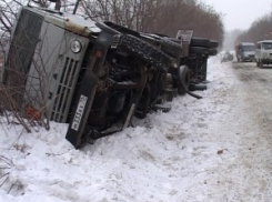 На трассе Волгоград-Москва в ДТП с Volvo пострадал водитель КамАЗа
