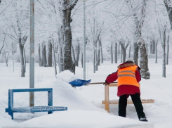 Трактор и мужик с лопатой: как чистят дороги Волгограда