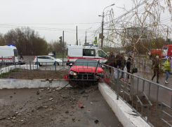 Жесткое ДТП в Кировском районе: водитель Audi сбил женщину и врезался в забор