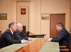 После покушения губернатор Бочаров встретился с замминистра МВД РФ 