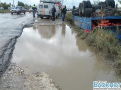 Из-за ямы на волгоградской дороге перевернулся КАМАЗ