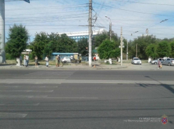 Водитель на Renault протаранил столб в Волгограде: погиб пассажир