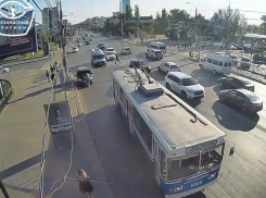 На видео попал бессмертный пешеход на переходе площади Чекистов в Волгограде