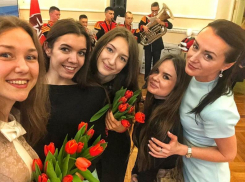 Олимпийскую чемпионку из Волгограда поздравили с 8 марта под звуки духового оркестра