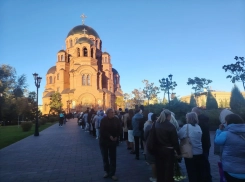 Гигантская очередь выстроилась к собору Александра Невского в Волгограде 4 октября 
