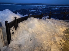 Глыбы льда смяли ротонду на набережной в Волгоградской области