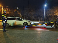 Автомобиль эвакуировали у приезжего таксиста под Волгоградом из-за проблем с правами 