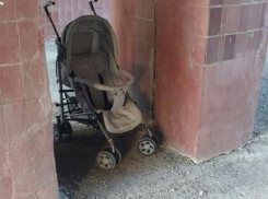 Воры-проказники утащили детскую коляску и спрятали в центре Волгограда