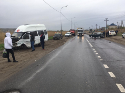 ВАЗ в лобовую столкнулся с маршруткой №117 на юге Волгограда: есть пострадавший